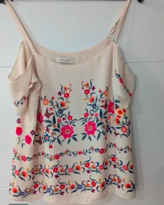 Lote 4 Blusas diferentes modelos.