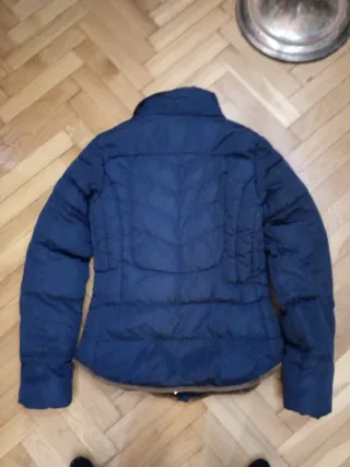 Chaqueta corta de plumas azul mujer