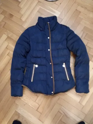 Chaqueta corta de plumas azul mujer