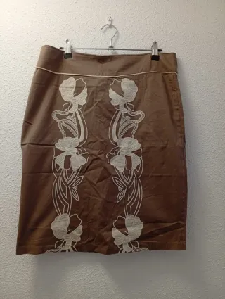Falda marrón con bordado floral