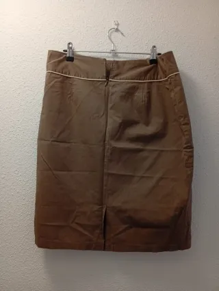 Falda marrón con bordado floral