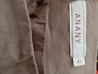 Falda marrón con bordado floral