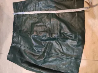 Falda polipiel verde Stradivarius