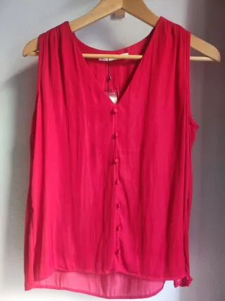 Blusa sin mangas color burdeos