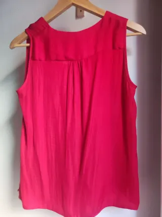 Blusa sin mangas color burdeos