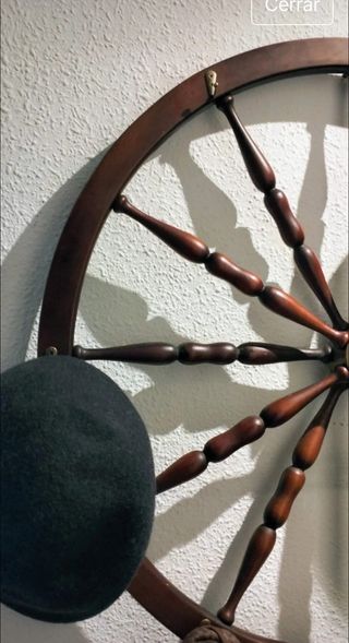 Perchero de pared, rueda de carro REnacida.