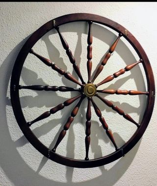 Perchero de pared, rueda de carro REnacida.