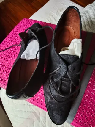 Zapatos de ante negro y gris