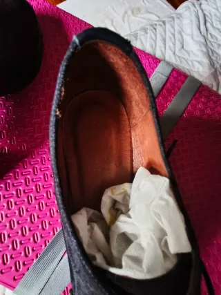 Zapatos de ante negro y gris