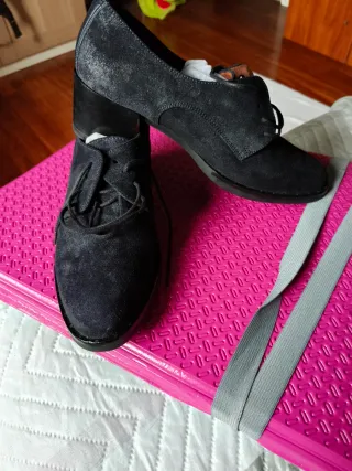 Zapatos de ante negro y gris