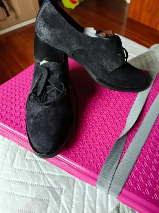 Zapatos de ante negro y gris
