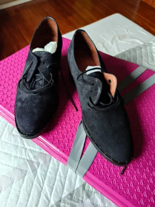 Zapatos de ante negro y gris