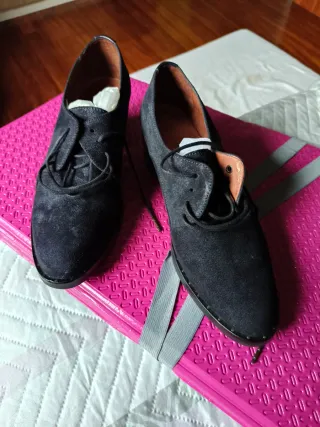 Zapatos de ante negro y gris