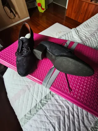 Zapatos de ante negro y gris