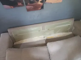 Sofá color arena 3 plazas