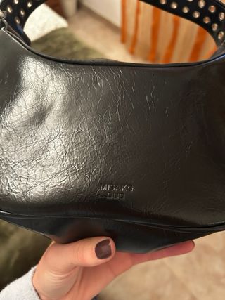 Bolso negro con tachuelas