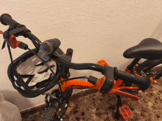Bici infantil naranja con ruedines