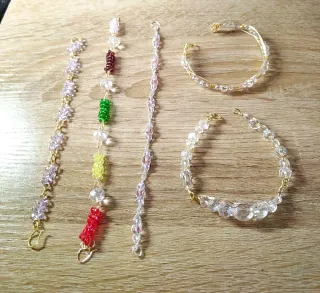 Bracciali lavorati a mano con cristalli di vetro