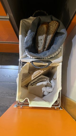 Panero y botellero extraíble