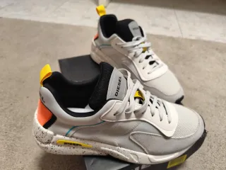 Zapatillas Diesel grises, naranjas y blancas