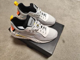 Zapatillas Diesel grises, naranjas y blancas