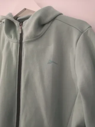 Chaqueta deportiva con capucha