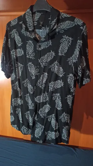 Camisa negra manga corta con piñas