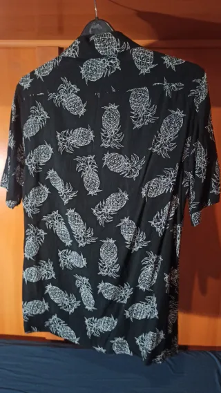 Camisa negra manga corta con piñas