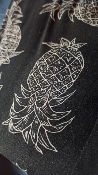 Camisa negra manga corta con piñas
