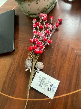 Rama Navideña con Bayas Rojas y Piñas