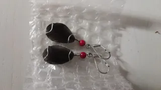 Orecchini neri e rossi con perline