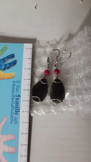 Orecchini neri e rossi con perline
