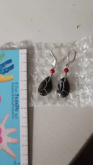 Orecchini neri e rossi con perline