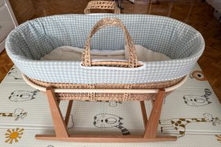 Moisés mimbre con vestiduras en verde agua