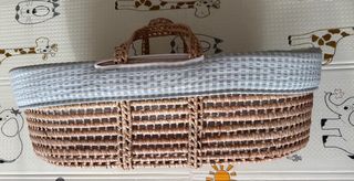 Moisés mimbre con vestiduras en verde agua