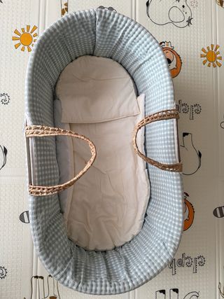 Moisés mimbre con vestiduras en verde agua