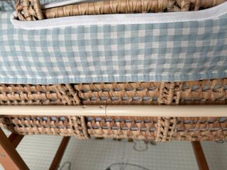 Moisés mimbre con vestiduras en verde agua