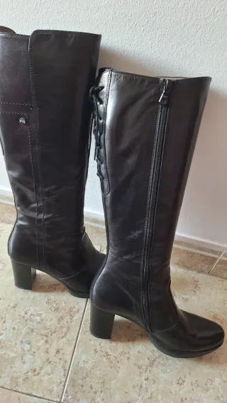 Botas altas de piel negras