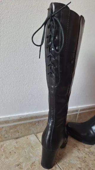 Botas altas de piel negras