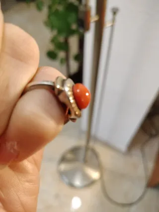 Anillo de plata y oro con coral para niña