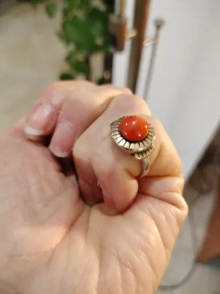 Anillo de plata y oro con coral para niña