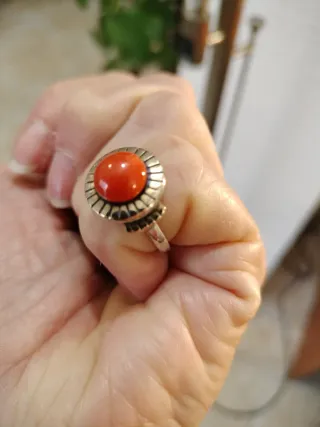 Anillo de plata y oro con coral para niña
