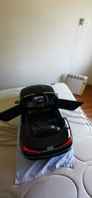 Coche Batería Audi Q8, en muy buen estado.