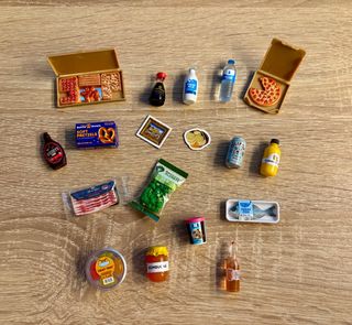 PACK 4 - 16 Miniaturas y 2 imanes Mini Brands