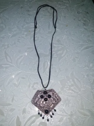 Colgante plata y negro