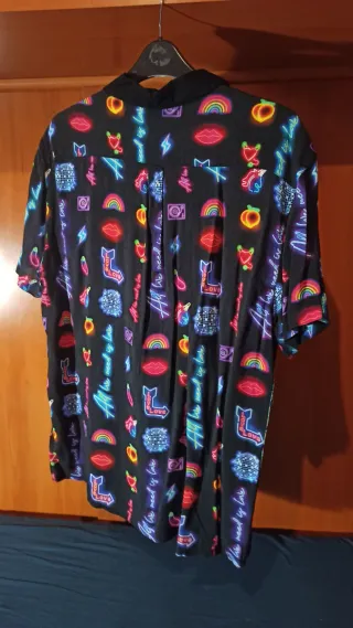 Camisa Negra Estampado Neón Talla M