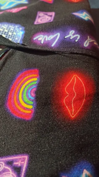 Camisa Negra Estampado Neón Talla M