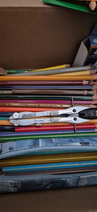 Scatola matite colorate e accessori