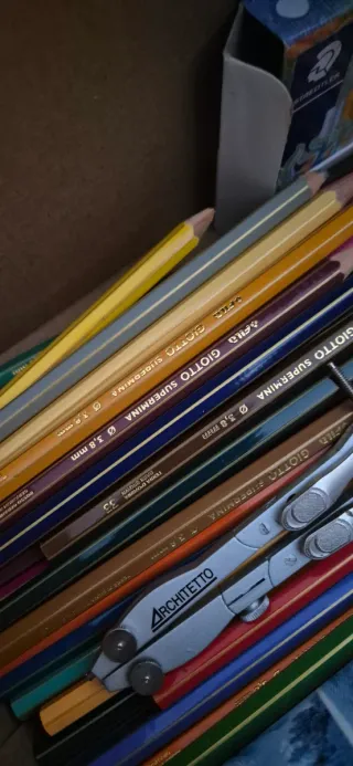 Scatola matite colorate e accessori