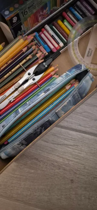 Scatola matite colorate e accessori